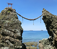 夫婦岩（野母崎）より望む軍艦島